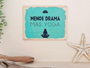 CARTEL DE MADERA "MENOS DRAMA, MAS YOGA"