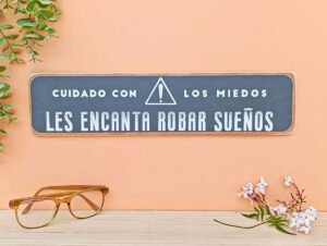 CARTEL DE MADERA "CUIDADO CON LOS MIEDOS"