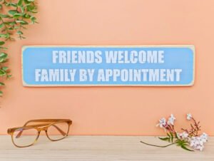CARTEL DE MADERA "FRIENDS WELCOME"